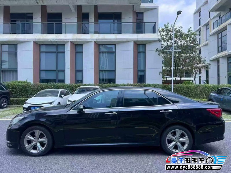 18年丰田皇冠轿车抵押车出售