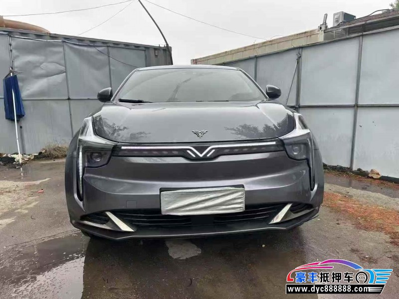 抵押车出售23年哪吒U轿车