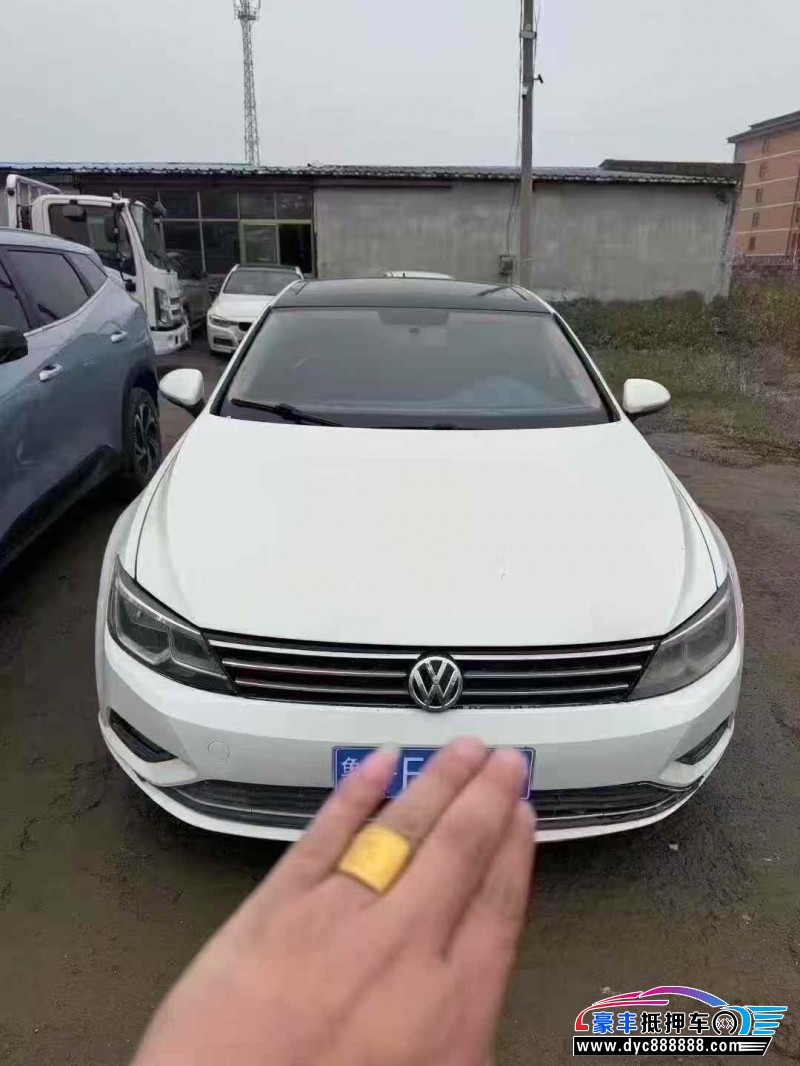 抵押车出售17年大众凌渡轿车