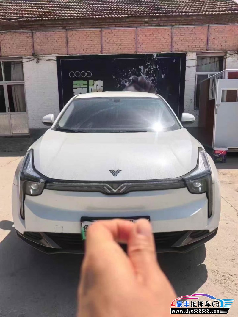 抵押车出售23年哪吒U轿车