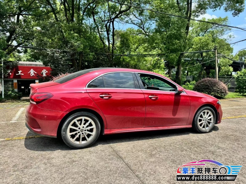 21年奔驰A轿车抵押车出售