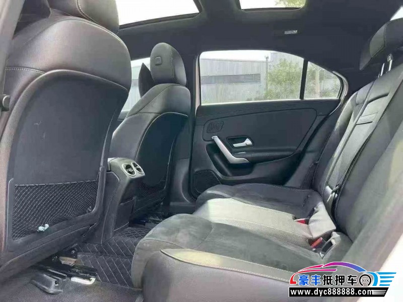19年奔驰A轿车抵押车出售