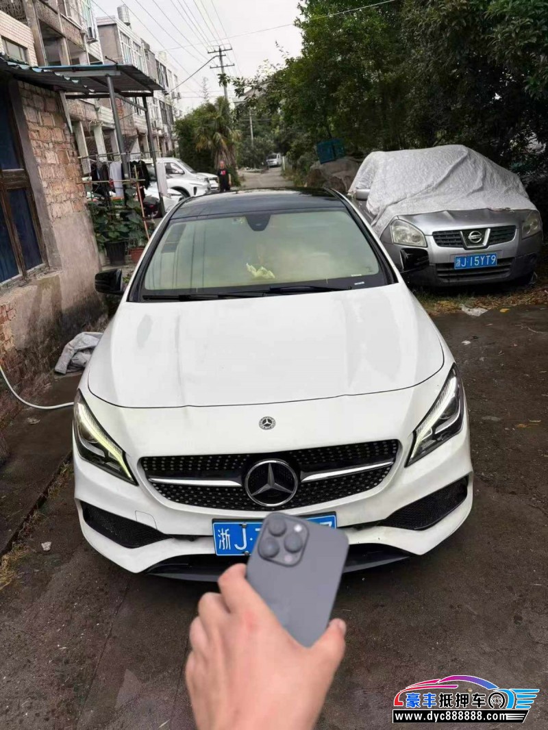 抵押车出售17年奔驰CLA轿车