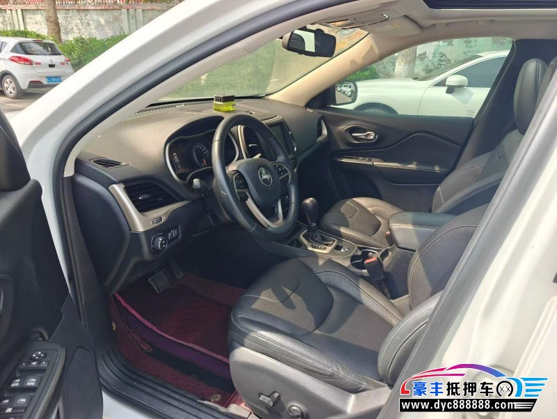 18年Jeep自由光轿车抵押车出售