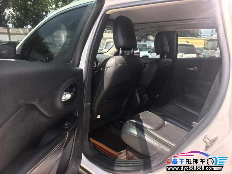 18年Jeep自由光轿车抵押车出售