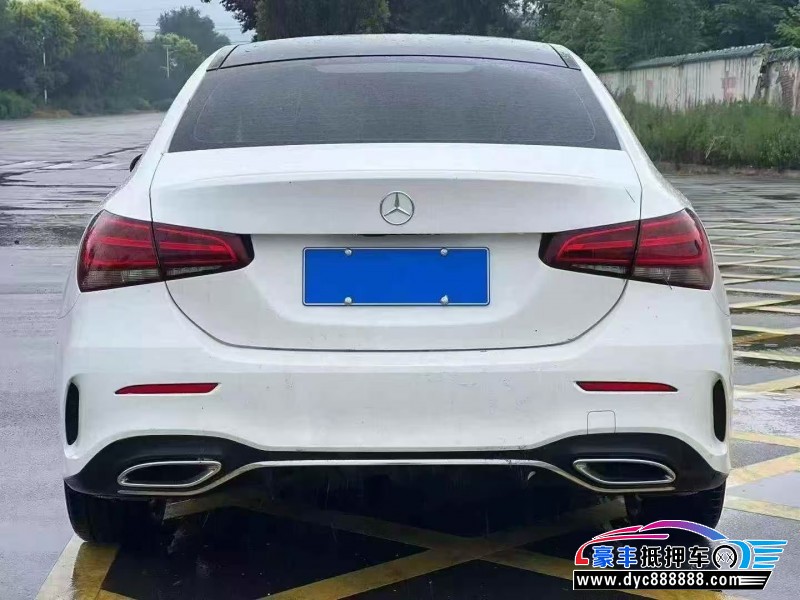 22年奔驰A轿车抵押车出售