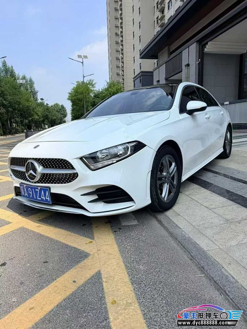 22年奔驰A轿车抵押车出售