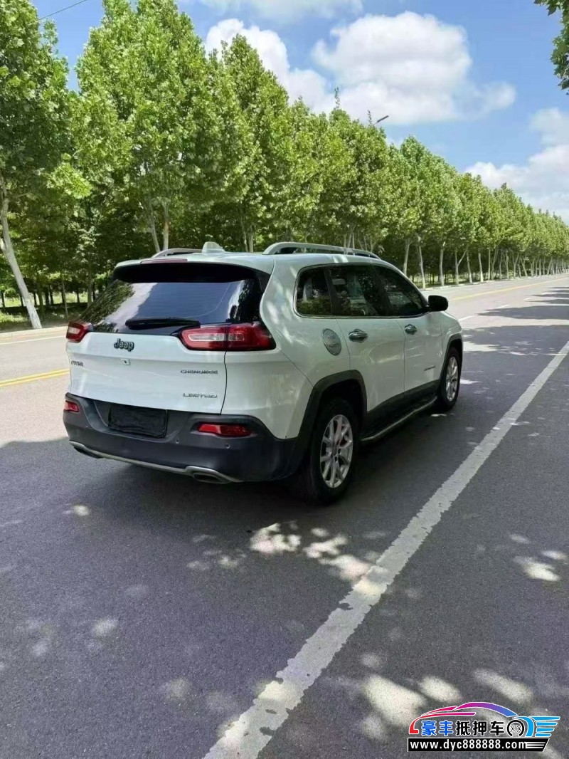 18年Jeep自由光轿车抵押车出售