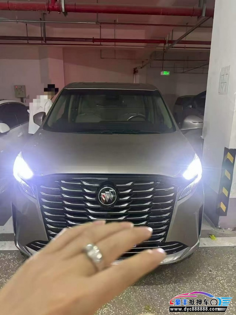 抵押车出售24年别克GL8轿车