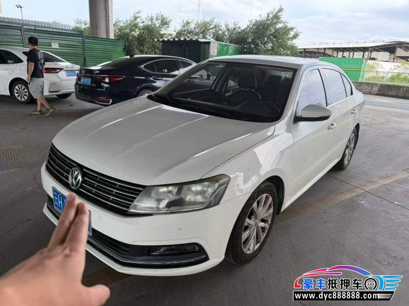 抵押车出售17年大众朗逸轿车