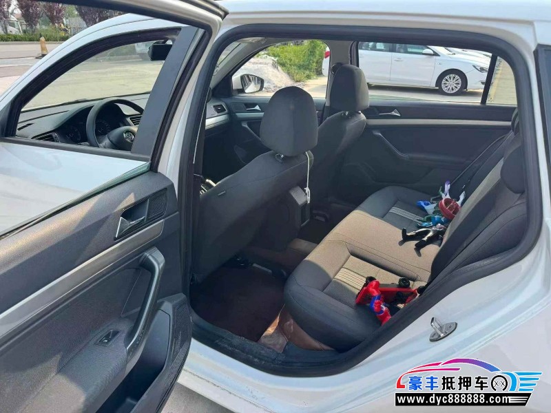 15年大众朗行轿车抵押车出售