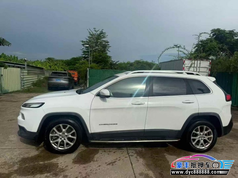 17年Jeep自由光轿车抵押车出售