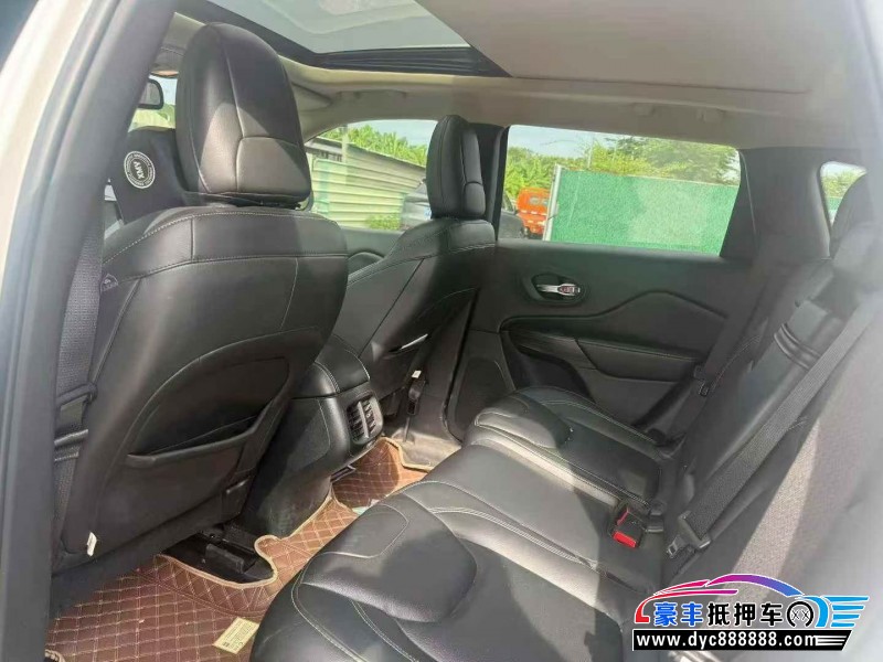 17年Jeep自由光轿车抵押车出售