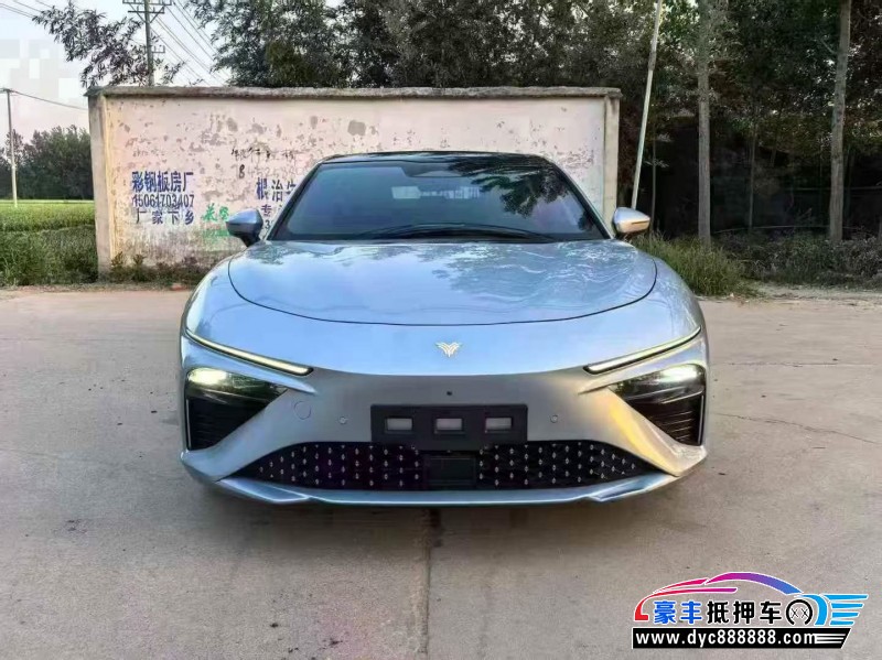 抵押车出售24年哪吒S轿车