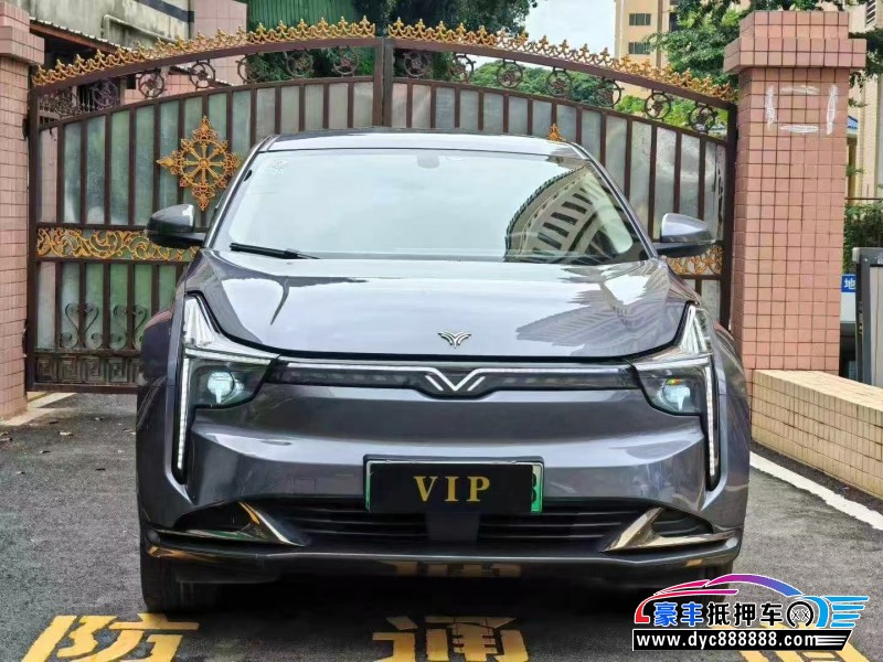 抵押车出售24年哪吒U轿车