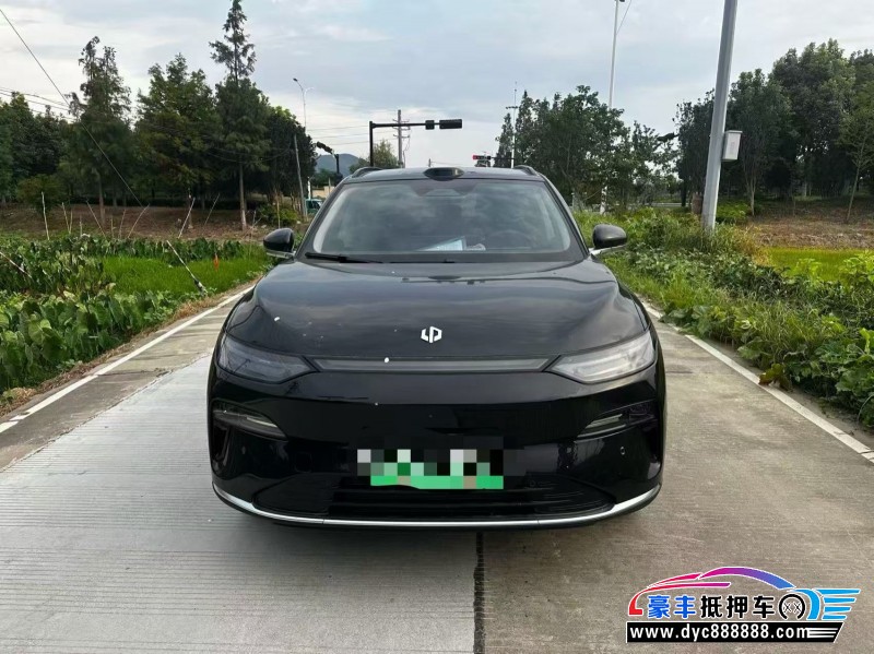 抵押车出售25年零跑C11轿车