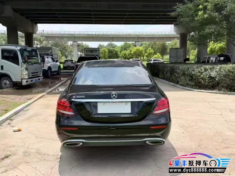 17年奔驰E轿车抵押车出售