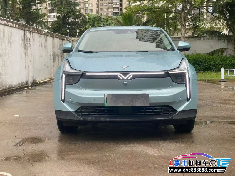 抵押车出售22年哪吒U轿车