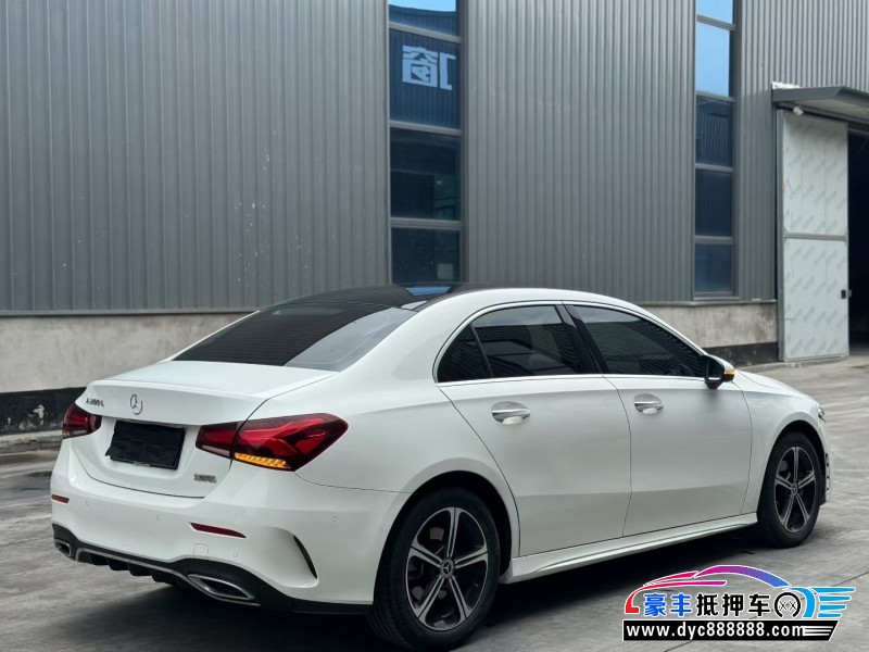 22年奔驰A轿车抵押车出售