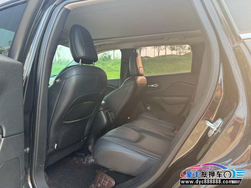 18年Jeep自由光轿车抵押车出售