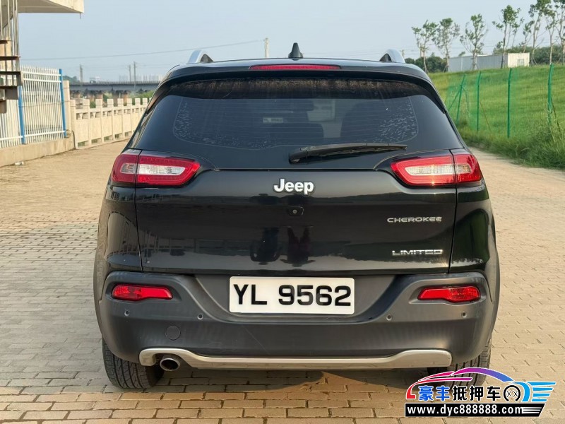 18年Jeep自由光轿车抵押车出售
