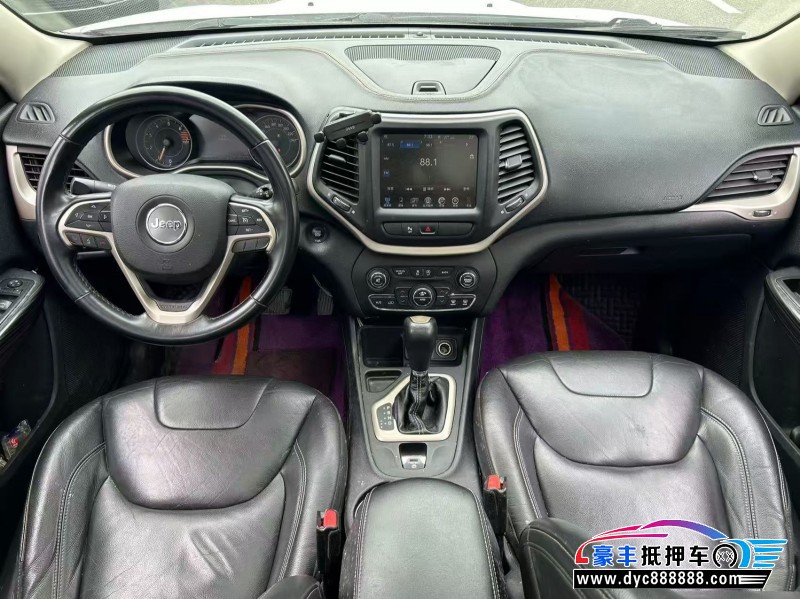 18年Jeep自由光轿车抵押车出售
