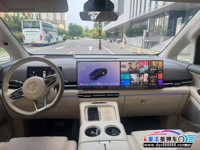 25年岚图梦想家轿车抵押车出售