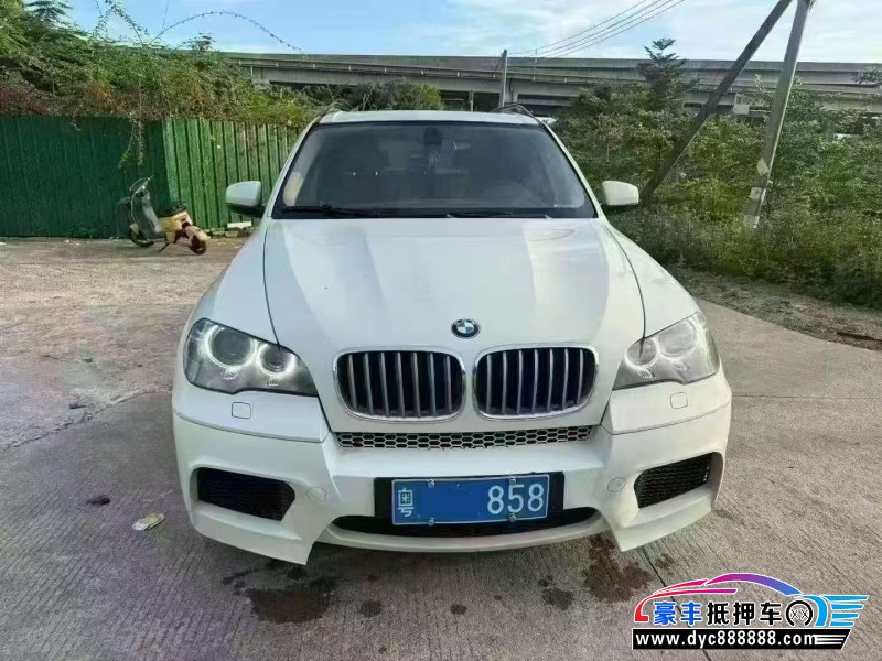 抵押车出售13年宝马X5轿车
