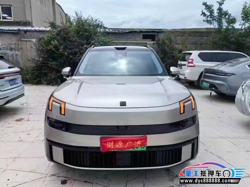 抵押车出售25年领克900轿车