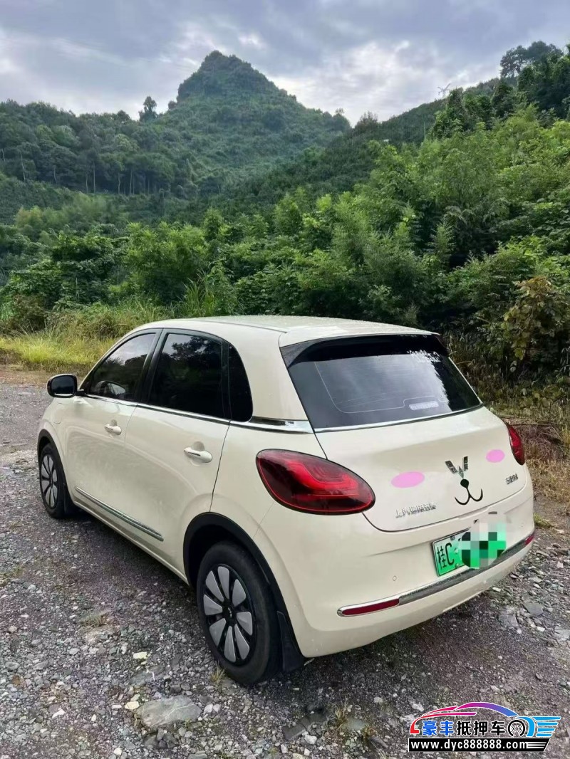 25年五菱缤果轿车抵押车出售