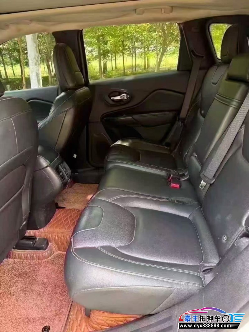 18年Jeep自由光轿车抵押车出售