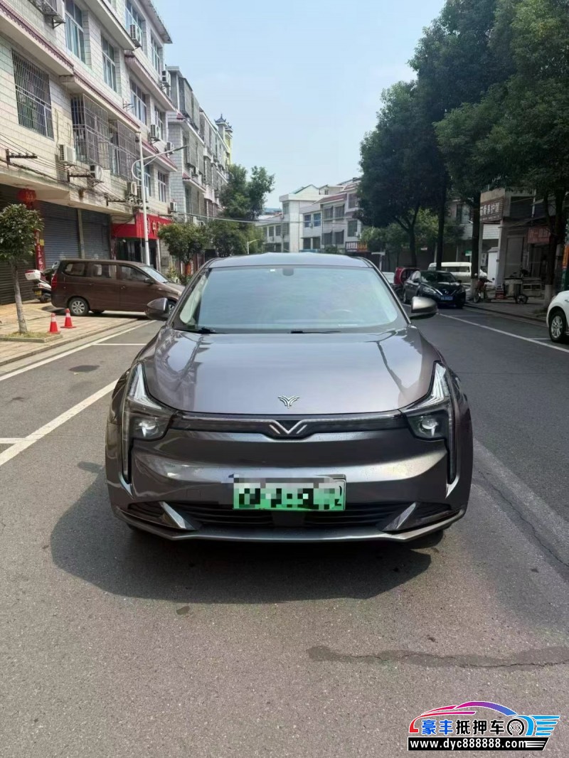 抵押车出售23年哪吒U轿车