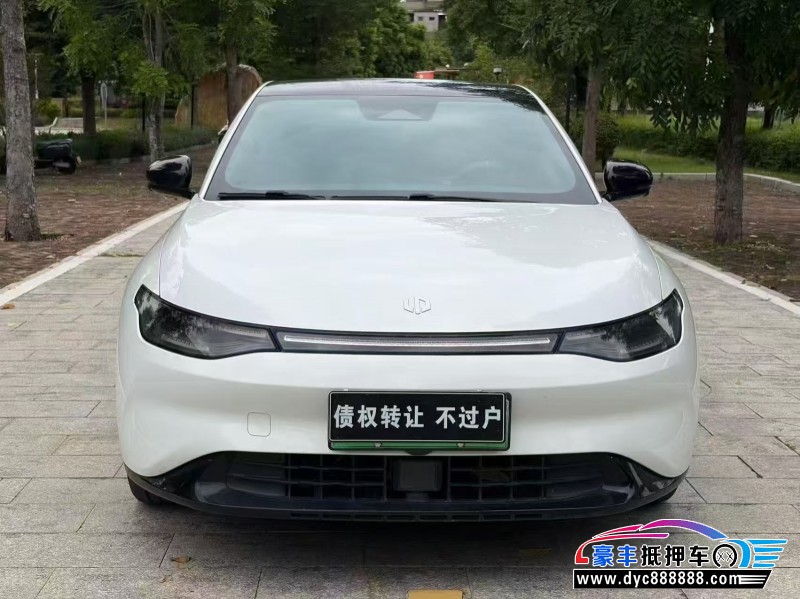 抵押车出售24年零跑c01轿车
