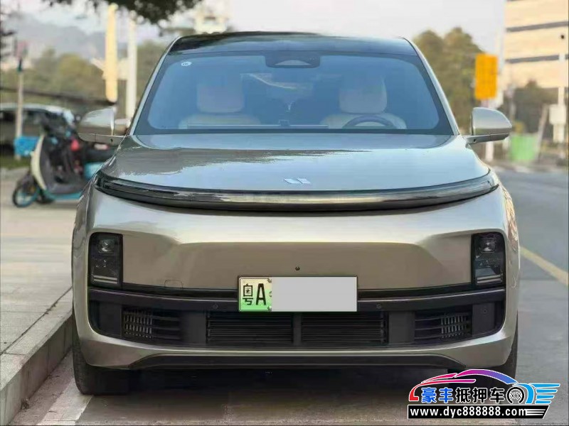 抵押车出售23年理想L8轿车