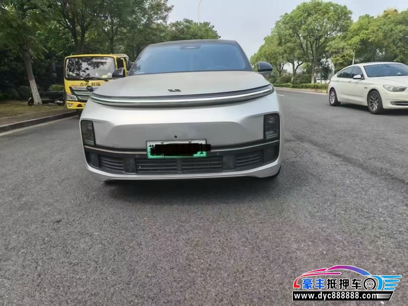 抵押车出售23年理想L8轿车